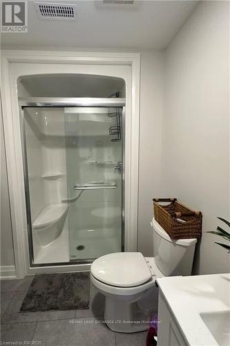 816 23Rd Avenue, Hanover, ON - Indoor Photo Showing Bathroom