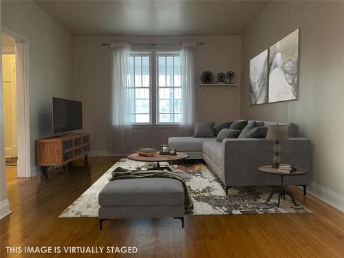 542 Rathgar Avenue, Winnipeg, MB - Indoor Photo Showing Living Room