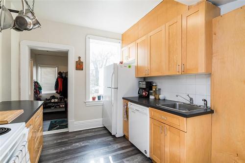 542 Rathgar Avenue, Winnipeg, MB - Indoor Photo Showing Kitchen