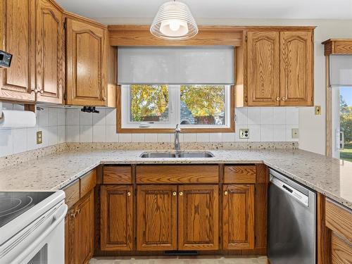 63 Tahoe Bay, Winnipeg, MB - Indoor Photo Showing Kitchen With Double Sink