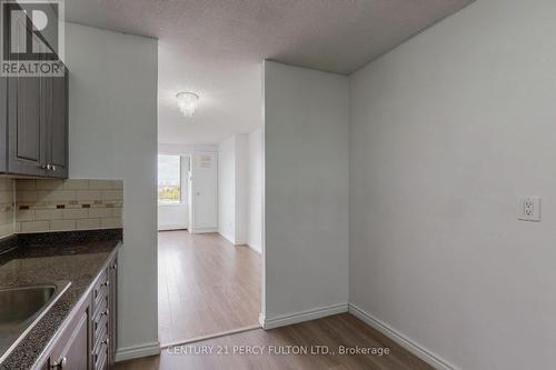 1004 - 5580 Sheppard Avenue E, Toronto, ON - Indoor Photo Showing Kitchen