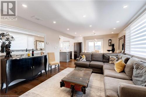 40 Main Street N, Hamilton, ON - Indoor Photo Showing Living Room