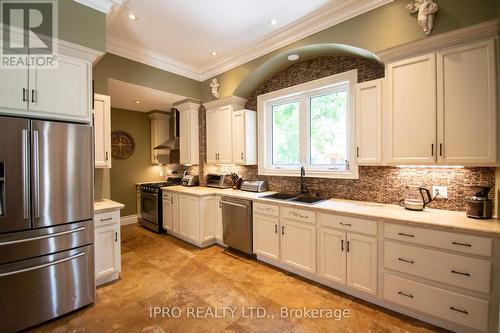 27 David Street, Brampton, ON - Indoor Photo Showing Kitchen With Upgraded Kitchen