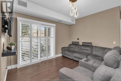 8475 Wyandotte East Unit# 111, Windsor, ON - Indoor Photo Showing Living Room