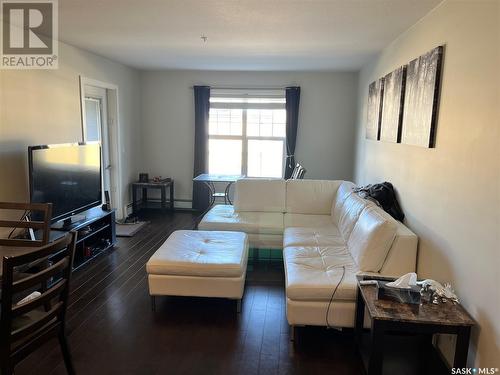 203 130 Phelps Way, Saskatoon, SK - Indoor Photo Showing Living Room