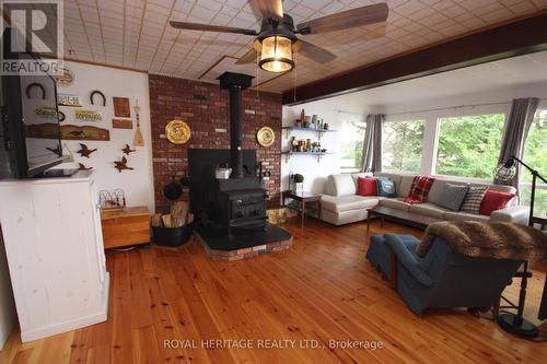 938 Siberia Road, Renfrew, ON - Indoor Photo Showing Living Room