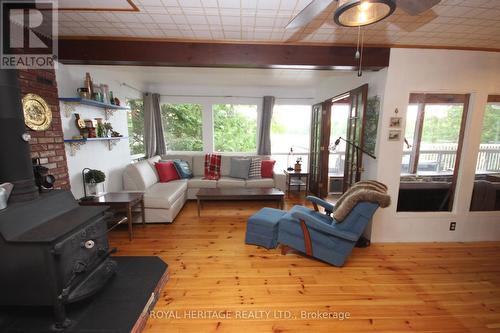 938 Siberia Road, Renfrew, ON - Indoor Photo Showing Living Room