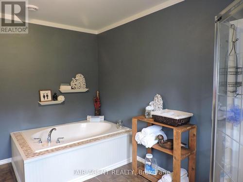 20232 Hwy 66 East, Larder Lake (Larder/Virginiatown), ON - Indoor Photo Showing Bathroom