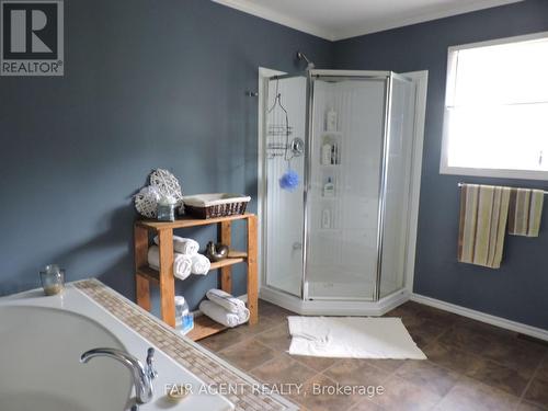 20232 Hwy 66 East, Larder Lake (Larder/Virginiatown), ON - Indoor Photo Showing Bathroom