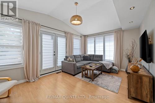 28 Catalina Drive, Quinte West, ON - Indoor Photo Showing Living Room