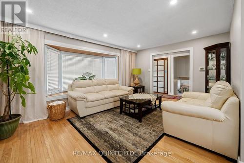 28 Catalina Drive, Quinte West, ON - Indoor Photo Showing Living Room