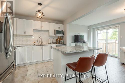 2 - 124 Parkinson Crescent, Orangeville, ON - Indoor Photo Showing Kitchen With Upgraded Kitchen