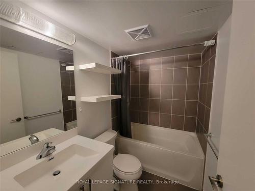 712-830 Lawrence Ave W, Toronto, ON - Indoor Photo Showing Bathroom