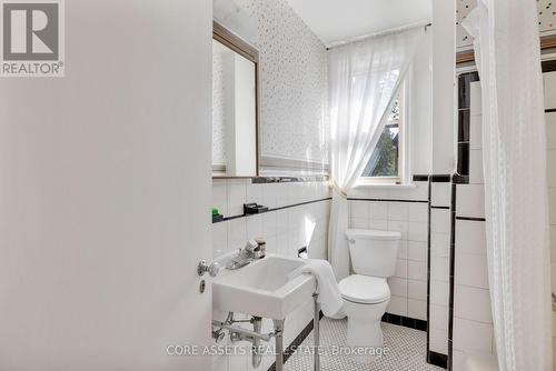 9 Lyndale Drive, Toronto, ON - Indoor Photo Showing Bathroom