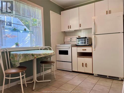 17 De Graeve Drive, Chatham, ON - Indoor Photo Showing Kitchen