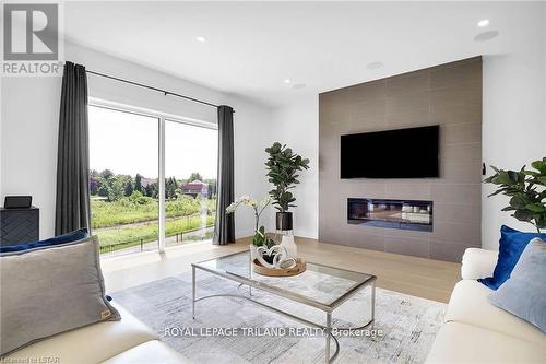 7353 Silver Creek Circle, London, ON - Indoor Photo Showing Living Room With Fireplace