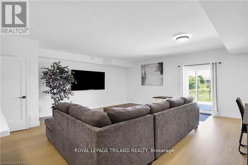 7353 Silver Creek Circle, London, ON - Indoor Photo Showing Living Room