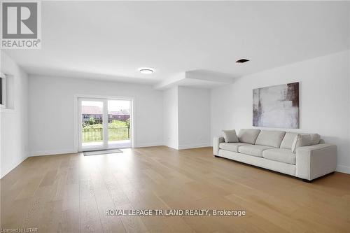 7353 Silver Creek Circle, London, ON - Indoor Photo Showing Living Room