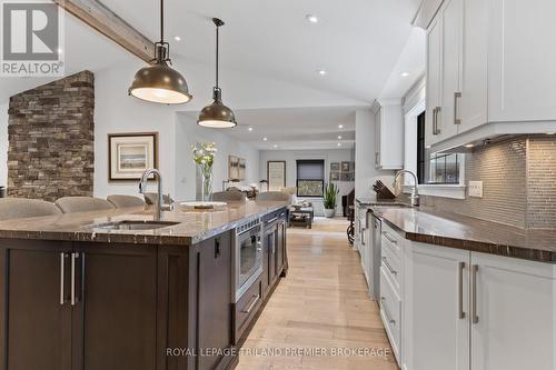 1630 Hillside Drive, London, ON - Indoor Photo Showing Kitchen With Upgraded Kitchen