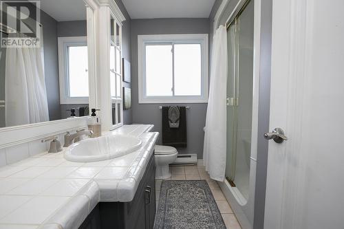 704 Third Lin E, Sault Ste. Marie, ON - Indoor Photo Showing Bathroom