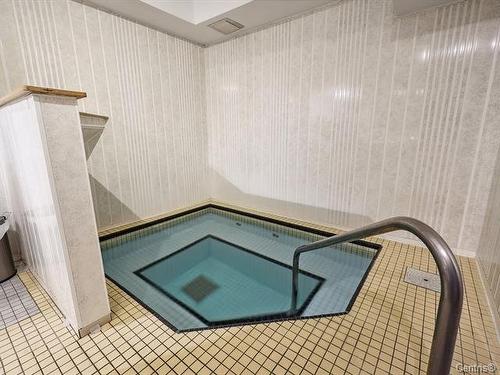 Hot tub - 616-4580 Prom. Paton, Laval (Chomedey), QC - Indoor Photo Showing Other Room