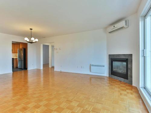 Vue d'ensemble - 112 Av. De Balmoral, La Prairie, QC - Indoor Photo Showing Other Room With Fireplace