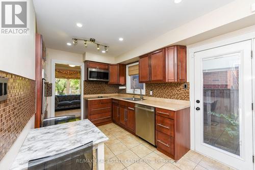 98 Church Street E, Brampton, ON - Indoor Photo Showing Kitchen