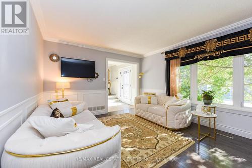 98 Church Street E, Brampton, ON - Indoor Photo Showing Living Room