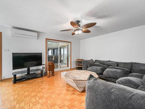 Salon - 703 Rue Maher, Clarenceville, QC - Indoor Photo Showing Living Room