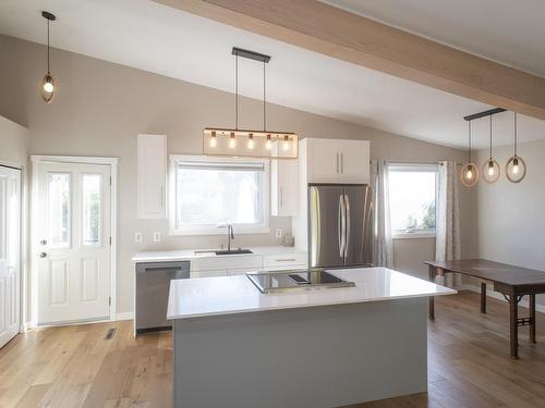 522 Thorndale Crescent, Thunder Bay, ON - Indoor Photo Showing Kitchen With Upgraded Kitchen