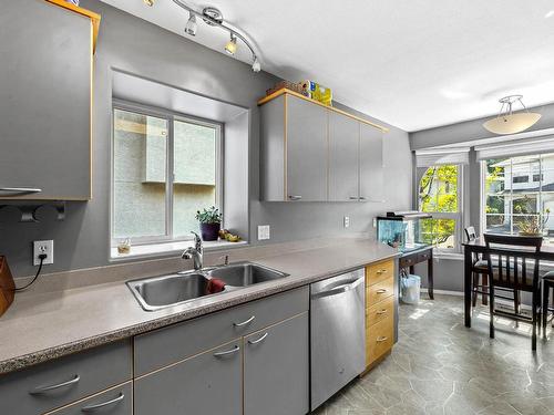 13-481 Monarch Crt, Kamloops, BC - Indoor Photo Showing Kitchen With Double Sink