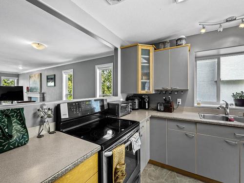 13-481 Monarch Crt, Kamloops, BC - Indoor Photo Showing Kitchen