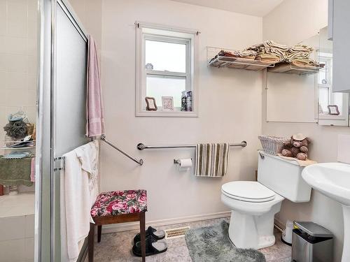 750 Uplands Crt, Kamloops, BC - Indoor Photo Showing Bathroom