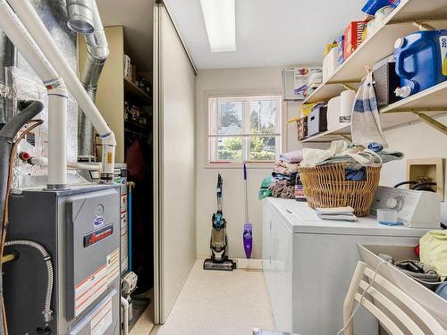 750 Uplands Crt, Kamloops, BC - Indoor Photo Showing Laundry Room