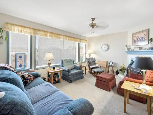 750 Uplands Crt, Kamloops, BC - Indoor Photo Showing Living Room