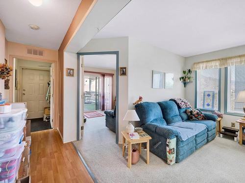 750 Uplands Crt, Kamloops, BC - Indoor Photo Showing Living Room