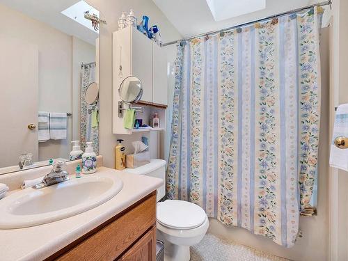 750 Uplands Crt, Kamloops, BC - Indoor Photo Showing Bathroom