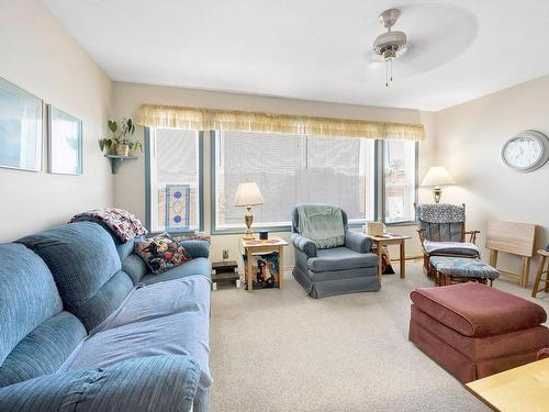 750 Uplands Crt, Kamloops, BC - Indoor Photo Showing Living Room