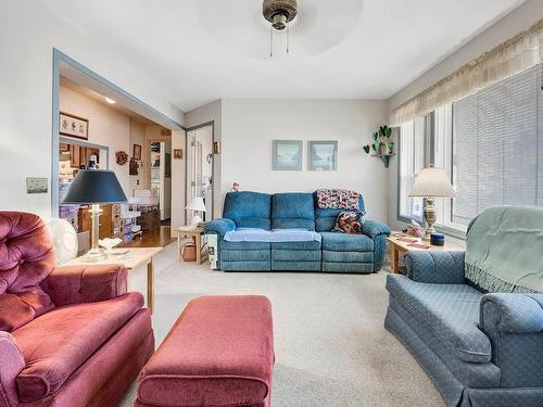 750 Uplands Crt, Kamloops, BC - Indoor Photo Showing Living Room