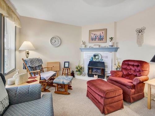 750 Uplands Crt, Kamloops, BC - Indoor Photo Showing Living Room With Fireplace