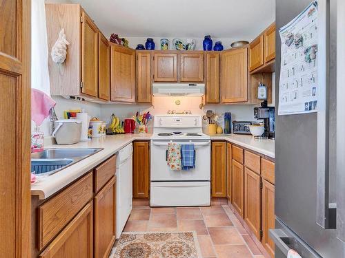 750 Uplands Crt, Kamloops, BC - Indoor Photo Showing Kitchen With Double Sink