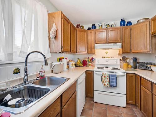 750 Uplands Crt, Kamloops, BC - Indoor Photo Showing Kitchen With Double Sink