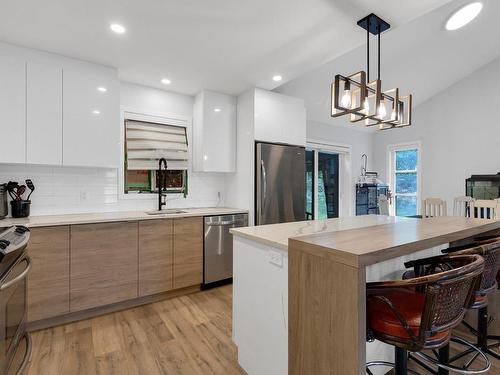 Cuisine - 15  - 17 154E Avenue, Saint-Hippolyte, QC - Indoor Photo Showing Kitchen With Upgraded Kitchen