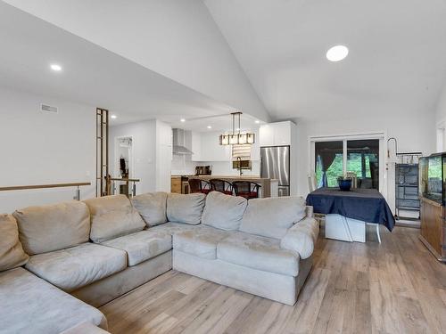 Salon - 15  - 17 154E Avenue, Saint-Hippolyte, QC - Indoor Photo Showing Living Room