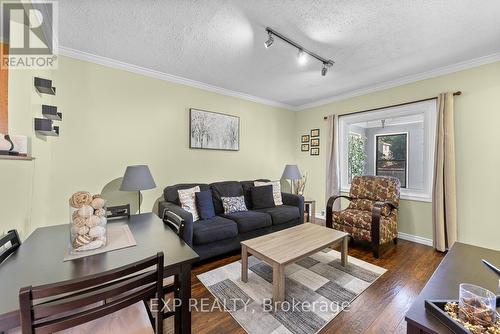 4875 Sixth Avenue, Niagara Falls, ON - Indoor Photo Showing Living Room