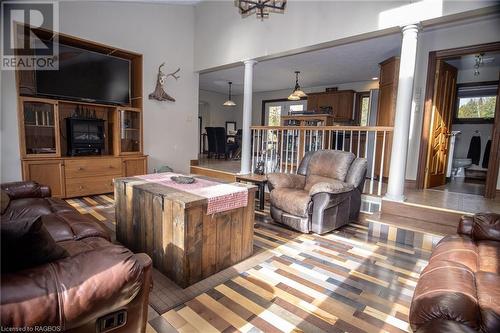 1440 Highway 6, South Bruce Peninsula, ON - Indoor Photo Showing Living Room