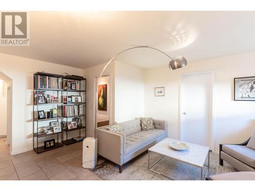 2492 Shannon View Drive, West Kelowna, BC - Indoor Photo Showing Living Room