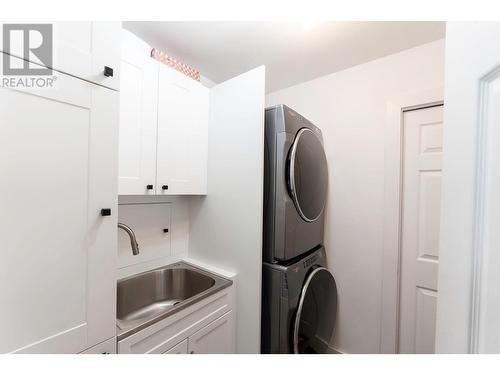 2492 Shannon View Drive, West Kelowna, BC - Indoor Photo Showing Laundry Room