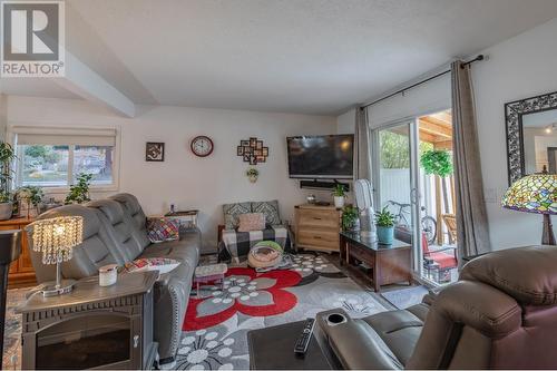 3099 South Main Street Unit# 53, Penticton, BC - Indoor Photo Showing Living Room