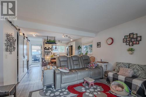 3099 South Main Street Unit# 53, Penticton, BC - Indoor Photo Showing Living Room